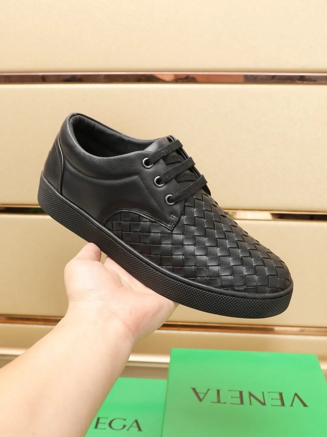 Men's Men's Shoes💰P 500💰【BV】Classic Casual Shoes🔍Winning the world's recognized top brand with details and creativity, the details highlight traditional hand stitching. The upper is made of original first-layer cowhide woven surface, and the cowhide lining is environmentally friendly. ♻️Does not fade. 💪Sole: Rubber original outsole specially provided by the original factory. ⚠Can be entered and exited at will. Welcome to compare. ⚠Number of sizes: 38-45 (customized in 45)